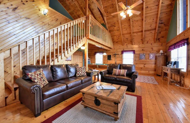 Elegant Cabin in Perfect Location! Private but close to Everything!