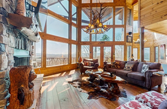 Elegant cabin with amazing views, hot tub, pool table, indoor/outdoor fireplaces