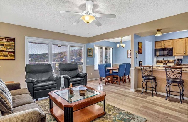 Elegant Condo includes Boat Slip-Silver Dollar 1 mile! Beautiful Lake Views!