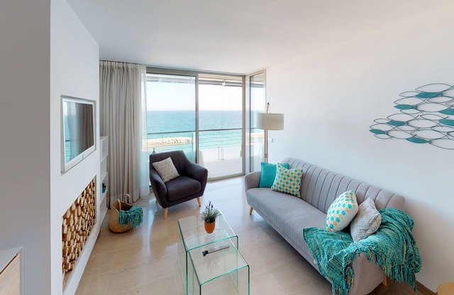 Elegant apartment with direct access to the beach
