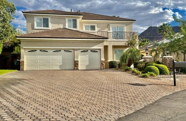 Elegant Henderson 5 Bdrm Home & Resort Style Bkyd w/Pool & Basketball court