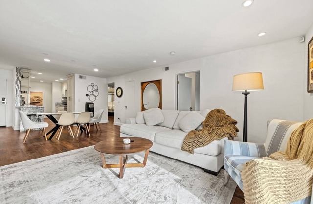 Elegant Hollywood Retreat - Spacious 2BR 2BA Condo with Resort-Style Amenities