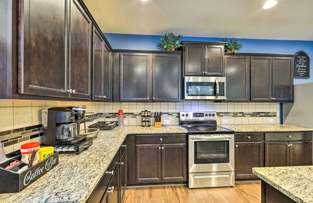 Elegant Home ~ 20 Mi to Downtown Atlanta: Pets OK!