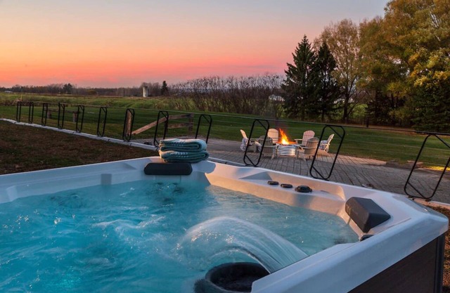 Elegant Home, 6 bdrms & baths, handicap accessible ~ HotTub ~ Firepit & Wineries
