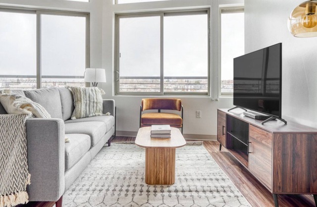 Elegant Jefferson Park 2BR w/ Gym, W/D & pool, near Business Center, by Blueground