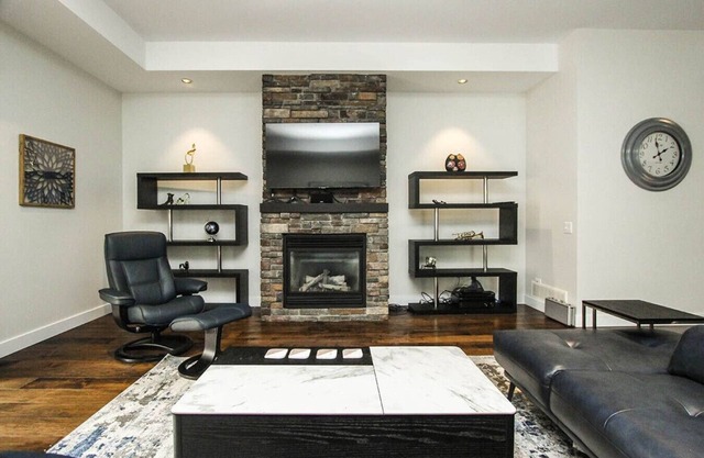 Elegant Kelowna Retreat: Heated Pool, 4BR, AC, BBQ