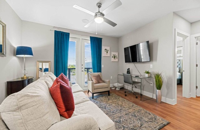 Elegant King Bed Apt w/Pool + Gym + Free Parking