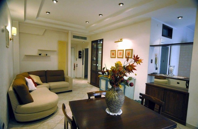 Elegant lodging with garden,A/C,high speed Wi-Fi,near Metro Anagnina,Rome suburb