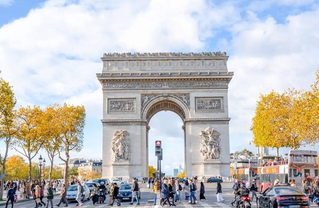 Elegant Parisian Apartment Near Arc de Triomphe