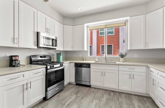 Elegant Retreat on Tweedy Lane: Experience Luxury and Comfort Awaits You! #41853