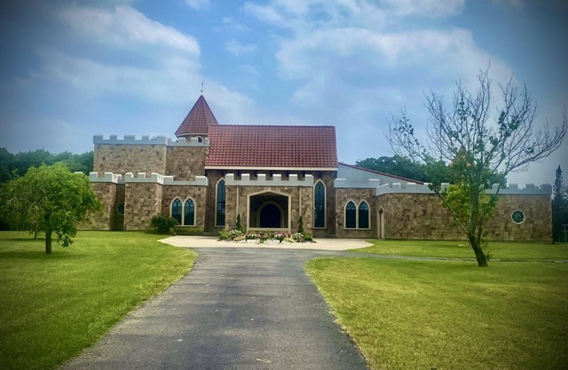 Elegant, romantic castle w/rooftop deck, forest, pond and theater!