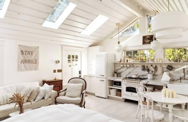Elegant & Romantic Farmhouse, Natural Light!