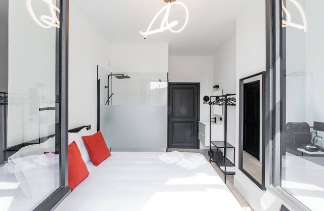 Elegant room with private bathroom in historic house - city center