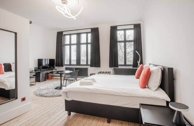 Elegant room with private bathroom in historic house - city center