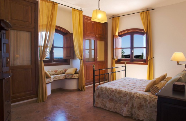 Elegant Rural Villa with Sea and Mountain Views, Private Heated Pool, Internet