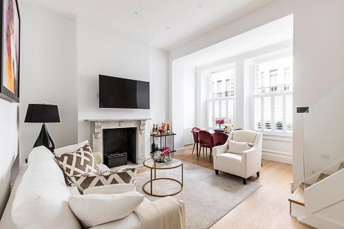 Elegant South Kensington Retreat with Outdoor Spaces