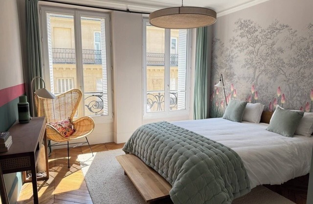 Elegant spacious 2 bedroom, apartment in the heart of Paris, near Opera & Louvre