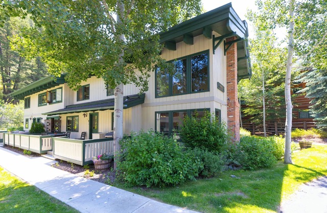 Elegant Three Suite Condo Steps to Warm Springs Lodge
