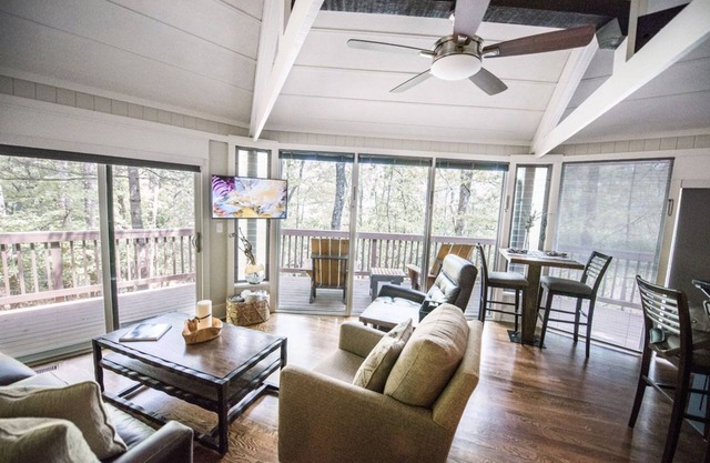 Elegant Treetop Escape in Big Canoe, close to all amenities. Dog friendly!
