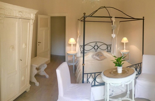 Elegant Vatican Suite at Borgo Pio for 4-8 person