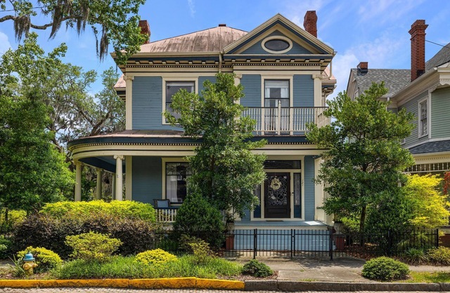 Elegant Victorian Manor w/Parking, Garden + Porch by Lucky Savannah