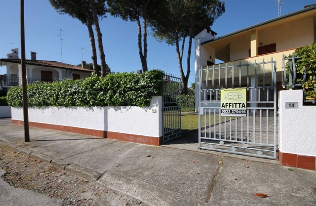Elegant villa on the ground floor with large garden, beautiful porch with grill