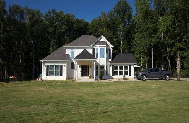 Elevate Your Vacation - Step Into Our Captivating Palmtree farmhouse.