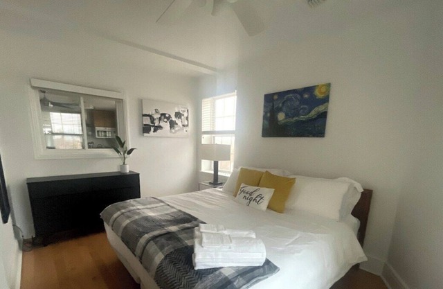 Elevator~Queen Bed ~Parking~West Penn~10 min to DT