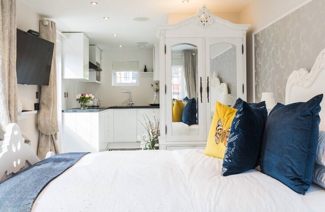 "Elimonn Bloom, comfort and luxury"