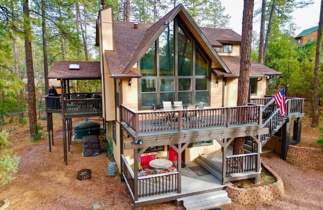 Elk Crossing Retreat, Family & Couples staycation!, 3 Decks, 3000+ square feet