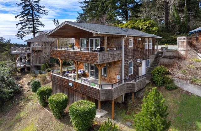 Elk Haven (previously Barefeet Retreat)-2 decks, dogs Ok, BBQ, close to beach