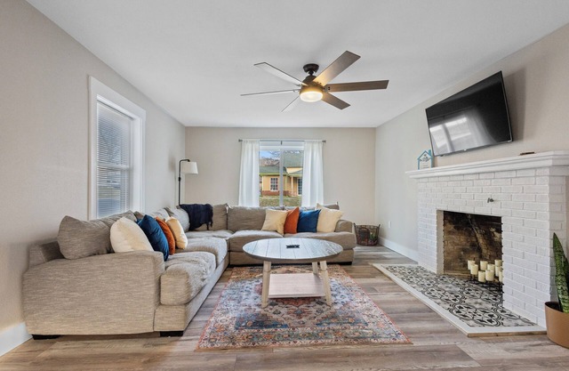Elle Housen4 Bedroom House in Historic Downtown Siloam Springs