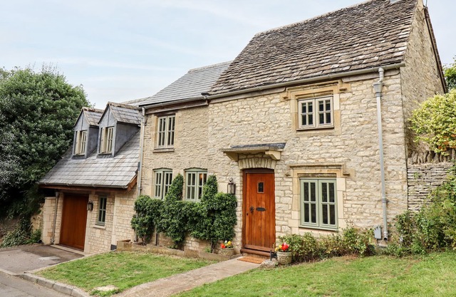 ELLEN COTTAGE, pet friendly, character holiday cottage in Burford
