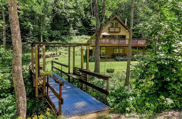 Ellicottville Chalet with beautiful storybook creek