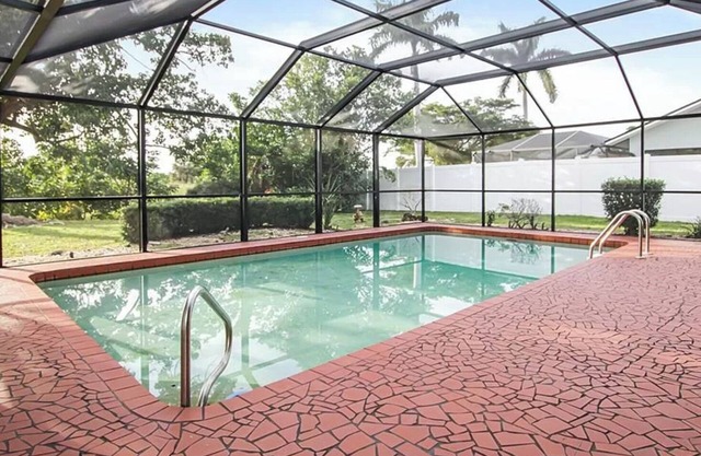 Ellis' Hideaway! Cozy 2-bedroom pool home with WiFi, AC in enjoyable Cape Coral