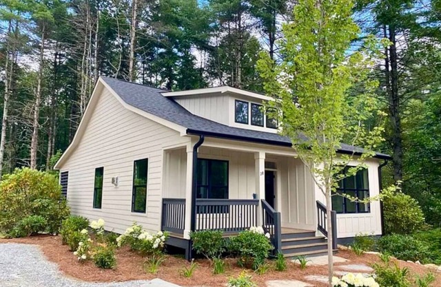 Emerald Ferns Cottage (Short walk to waterfall!)