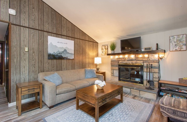 Emerald Hideaway A Cozy 3bd Cabin near Camelback (minimum 31 day stay)
