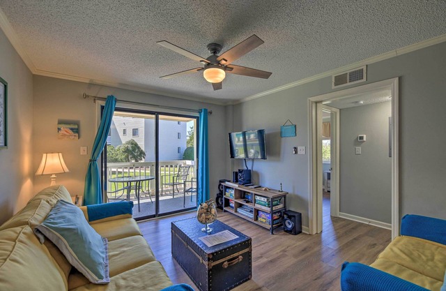 Emerald Isle Resort-Style Condo: Walk to Beaches!