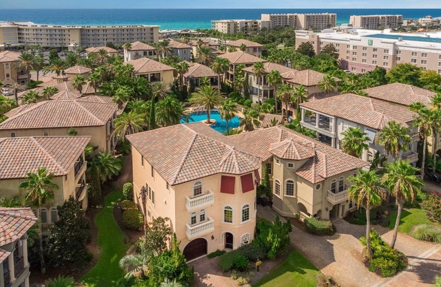 Emerald Palazzo - East Destin, Community Pool, Hot Tub, Steps to the Beach!