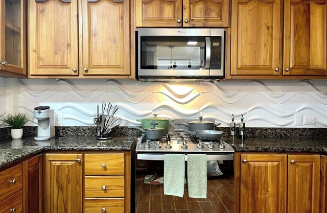 Emerald semi-smart condo with pool & king suite