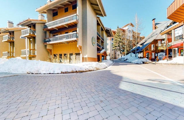 Emmons Escape & Cozy Slopeside Condo