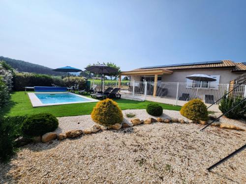 En Ardèche, gîte L'Odalys climatisé avec sa piscine privée et chauffée