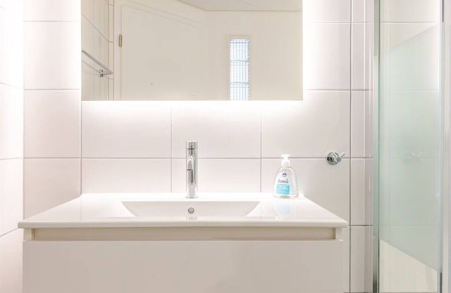 En-suite guestroom, close to Zürich and Luzern, private entrance and parking