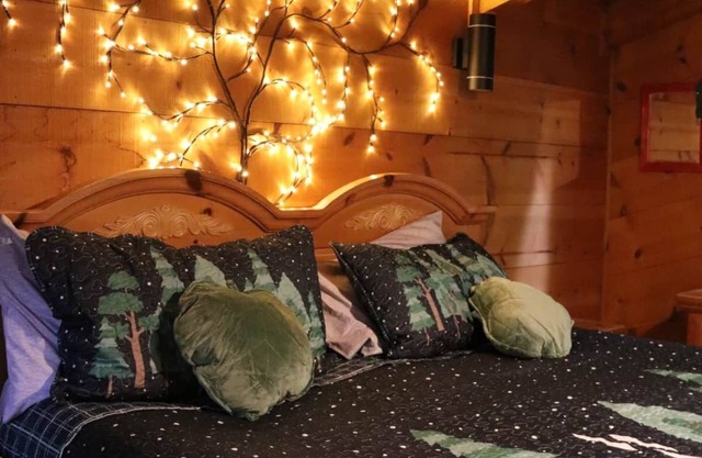 Enchanted Forest Hideaway w/Hot Tub (Dog Friendly)