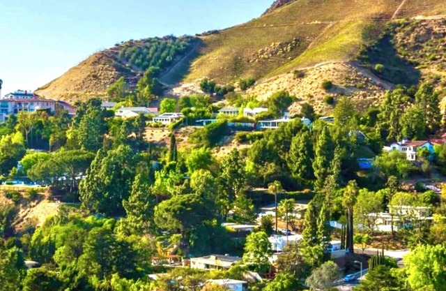 ENCHANTING HOLLYWOOD HILLS OASIS+VIEWS+OUTDOOR DECKS+GARDEN+GUEST HOUSE+GARAGE