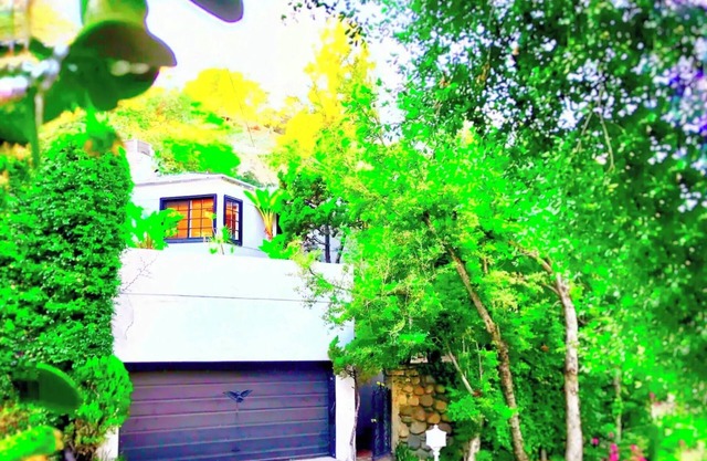 Enchanting West Hollywood Hills Oasis+Views+Outdoor Living Room+Garage+Sleeps 6