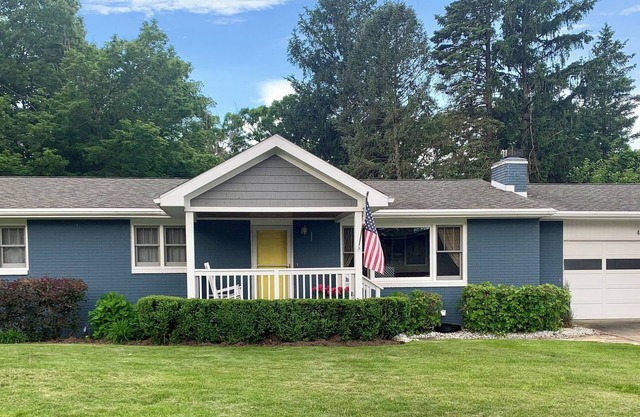 Endless Summer Escape, Charming Cottage: 1 blk from beach!