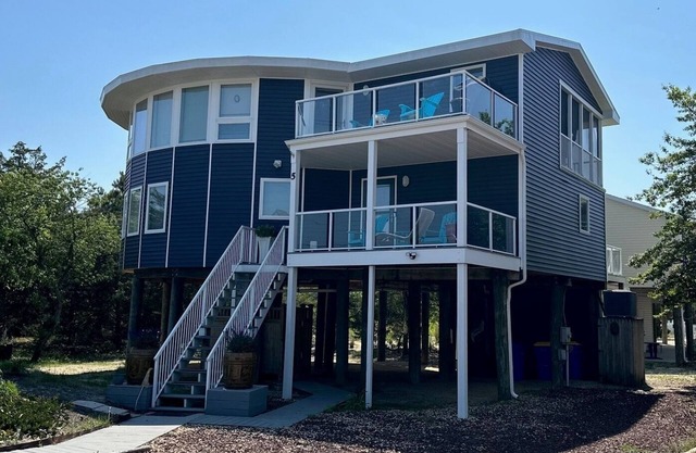 ENDLESS SUMMER ESCAPE - Unique Round Beach house 3BD, 2.5 BA - Sleeps 10 -