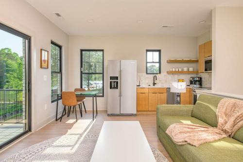Energetic Lakeview Loft