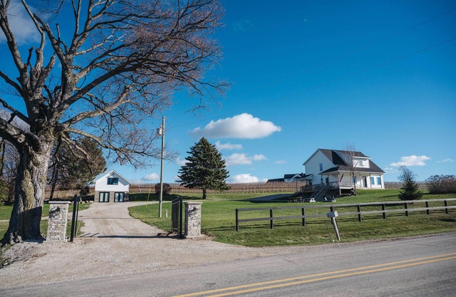 Engle Farmhouse - Vineyard living in Traverse City